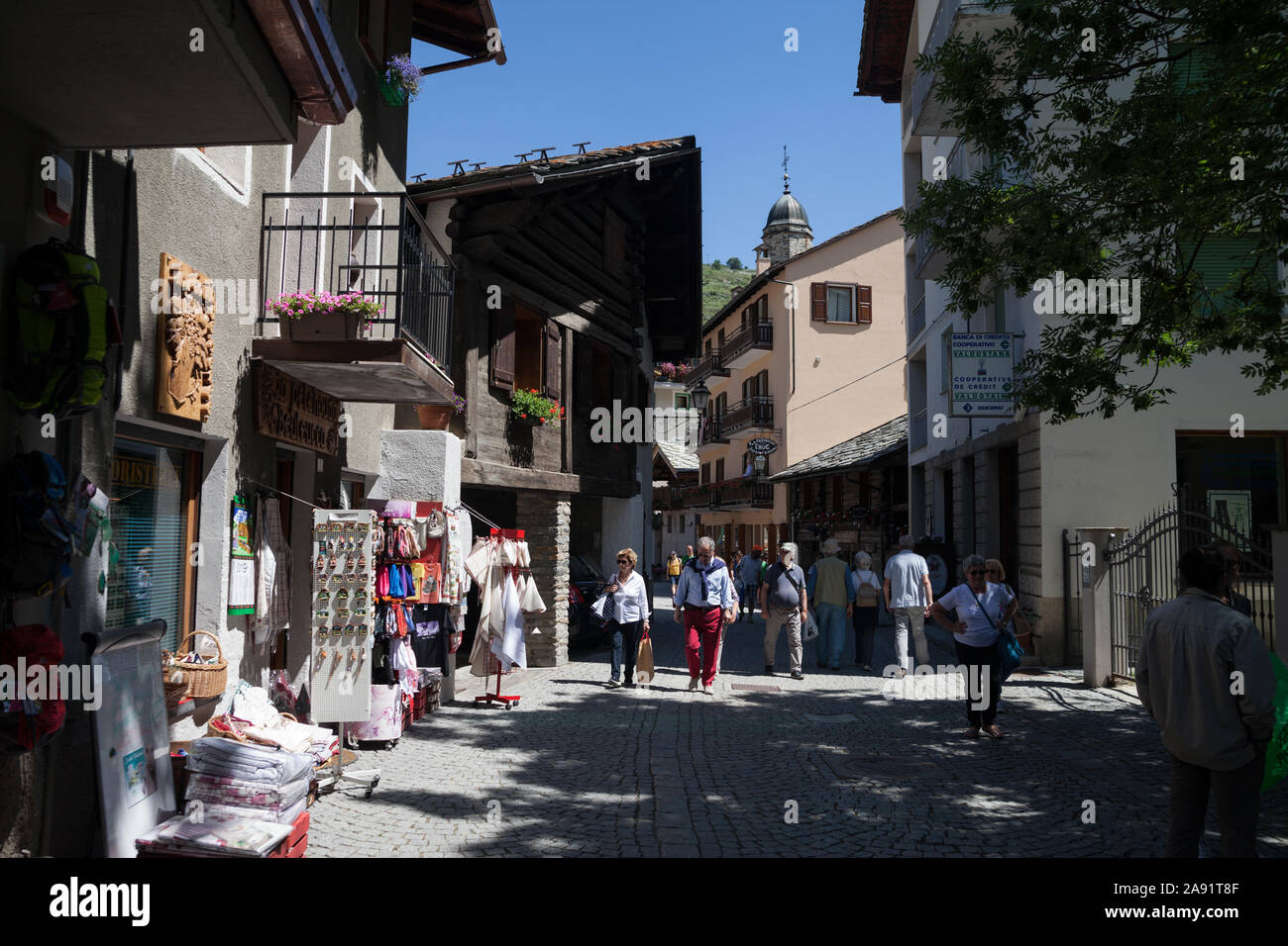 L'Italia, COGNE - 8 luglio: Cogne si trova lungo un ruscello e in quattro valli, il comune più grande della Valle d'Aosta. Centro storico di Cogne con turiste Foto Stock