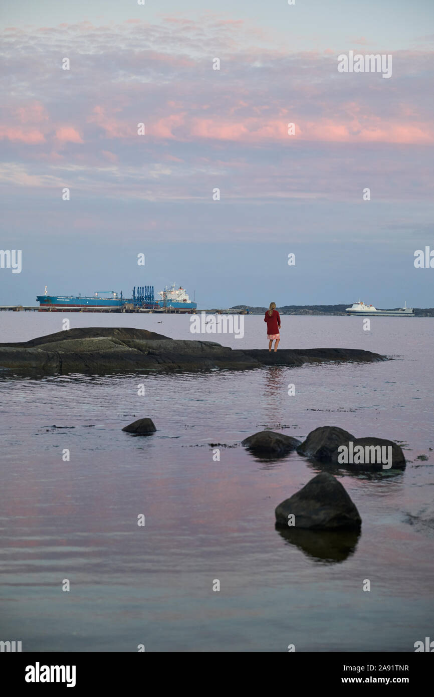 Donna che guarda al mare Foto Stock