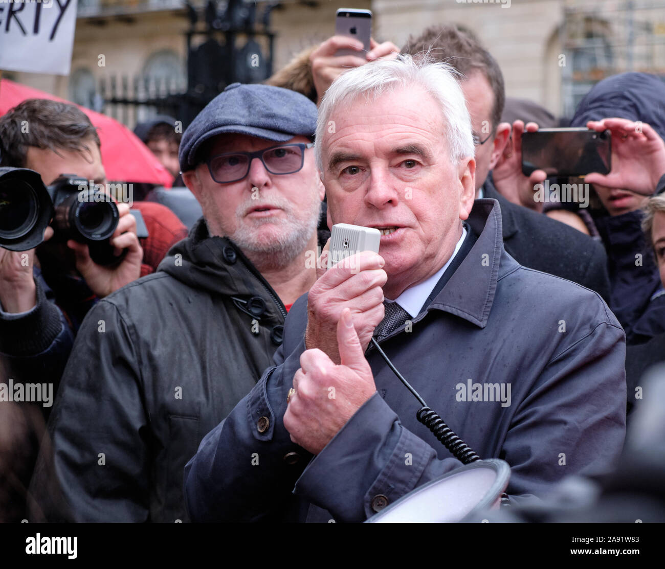 Westminster, Londra, Regno Unito. 12 novembre 2019. John McDonnell, deputato laburista e cancelliere ombra dello scacchiere che si è rivolto ai dipendenti McDonalds della regione di Londra colpendo di fronte a 10 Downing Streets promettendo riforme come parte di un governo laburista per aumentare i salari minimi e proteggere i tassi dei poveri lavoratori. Foto Stock