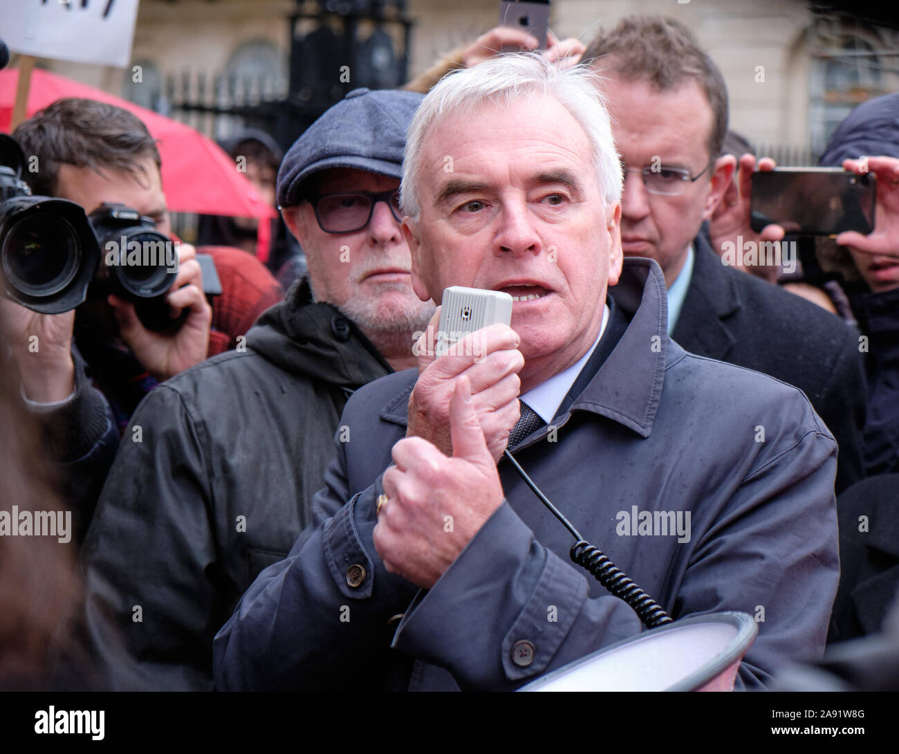 Westminster, Londra, Regno Unito. 12 novembre 2019. John McDonnell, deputato laburista e cancelliere ombra dello scacchiere che si è rivolto ai dipendenti McDonalds della regione di Londra colpendo di fronte a 10 Downing Streets promettendo riforme come parte di un governo laburista per aumentare i salari minimi e proteggere i tassi dei poveri lavoratori. Foto Stock