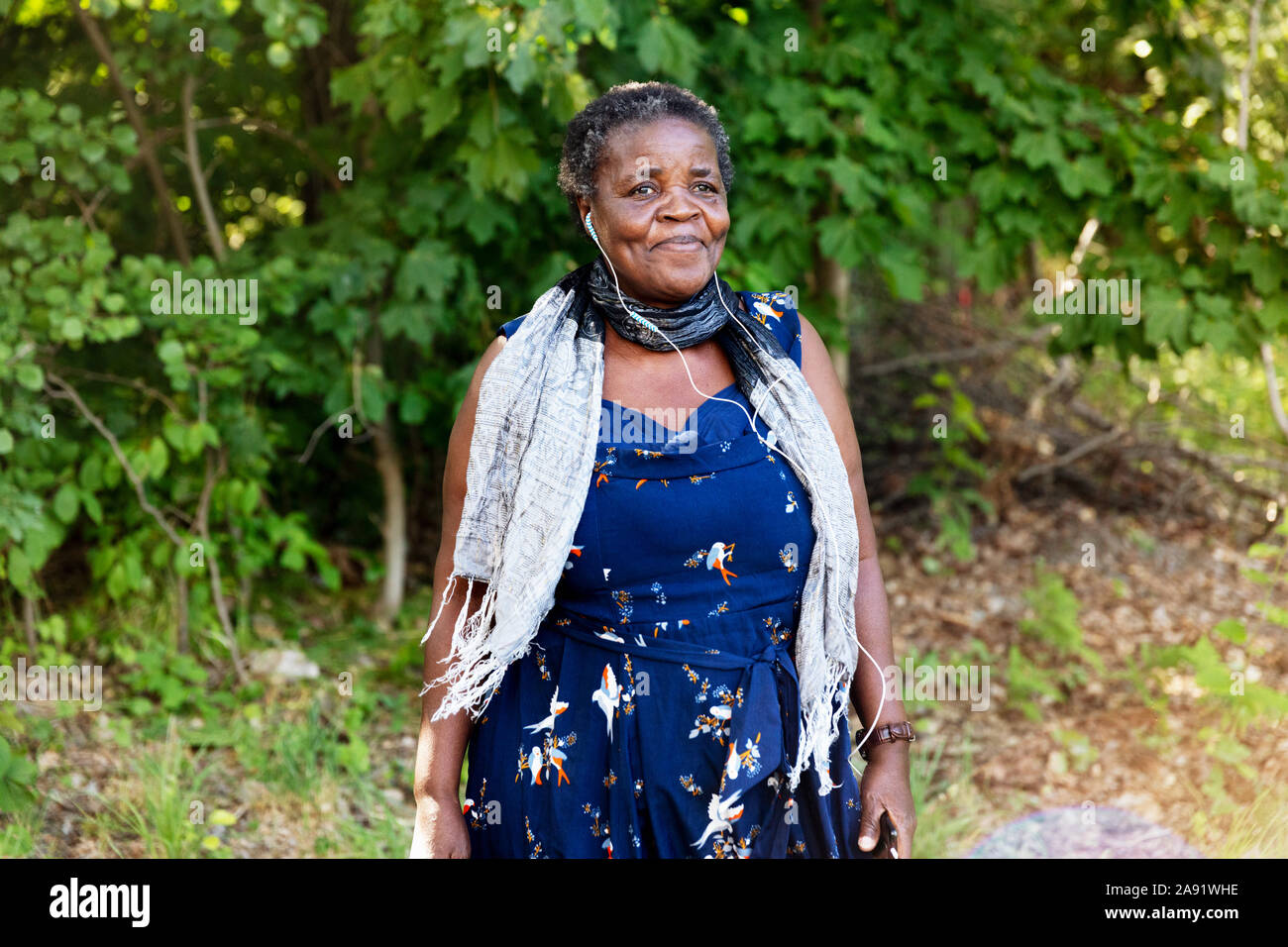 Donna sorridente che guarda lontano Foto Stock