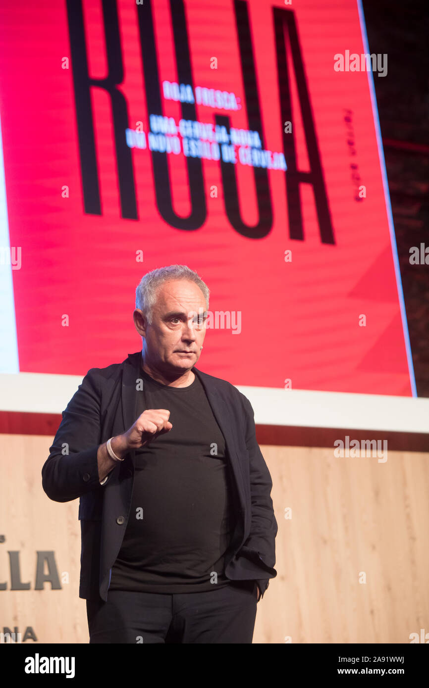 Ferran Adrià parla sul palco durante la Estrella Damm Congress Gastronomia a Lisbona, Portogallo. Foto Stock