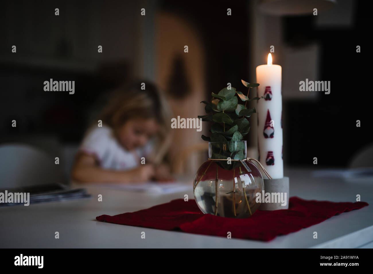 Candela che brucia e ramoscelli in vaso Foto Stock