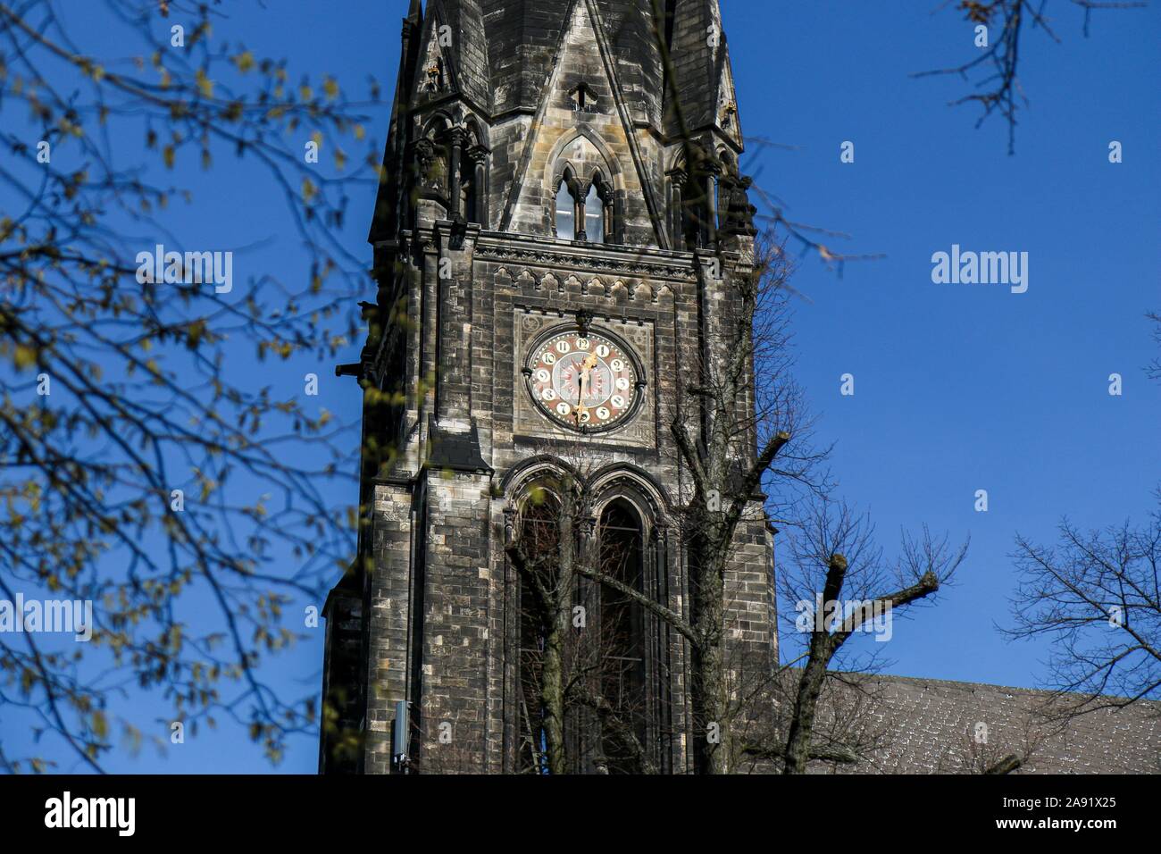 Berlino - Marzo 3, 2014: Chiesa guglia con orologio del neo-gotico Kirche am Suedstern a Kreuzberg. Fu costruito nel 1894 a 1897. Foto Stock