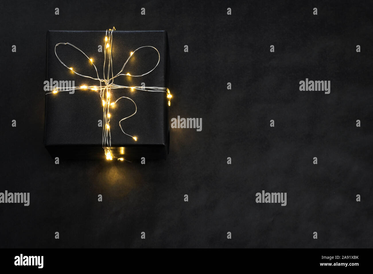 Black Box presente avvolto con luci di stringa Foto Stock