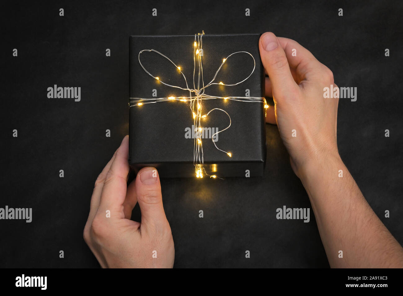 Black Box presente avvolto con luci di stringa Foto Stock