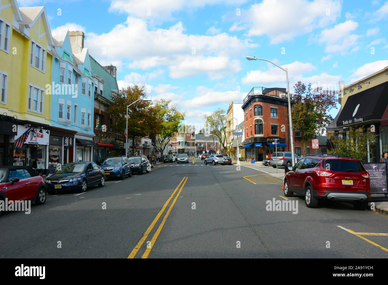 WESTFIELD, NEW JERSEY - 02 NOV 2019: Elm Street nel quartiere del centro storico di Westfield con negozi colorati. Foto Stock