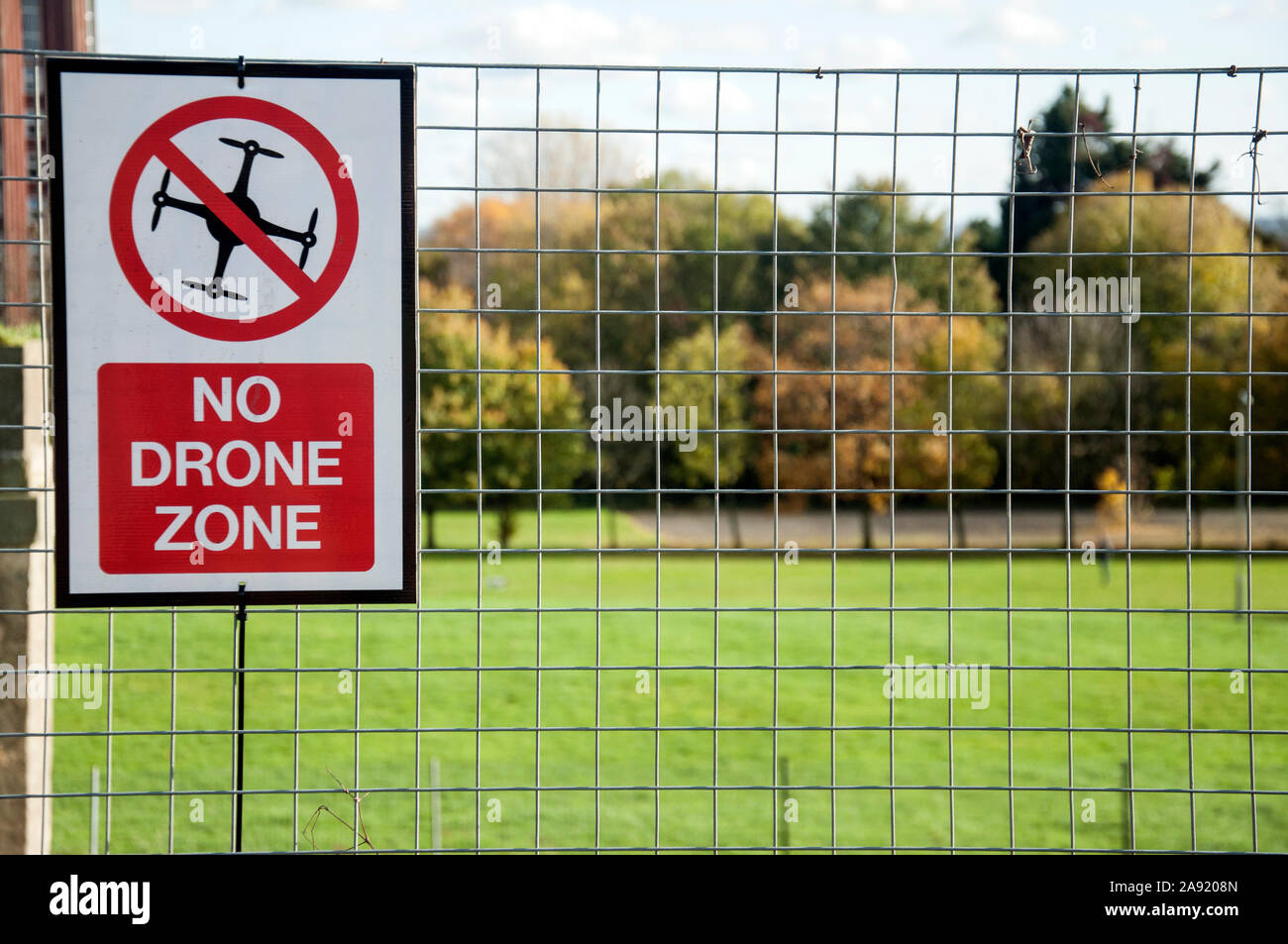 'Nessun fuco zona' segno su una recinzione metallica in Crystal Palace Pak nel sud est di Londra, autunno park view in background Foto Stock