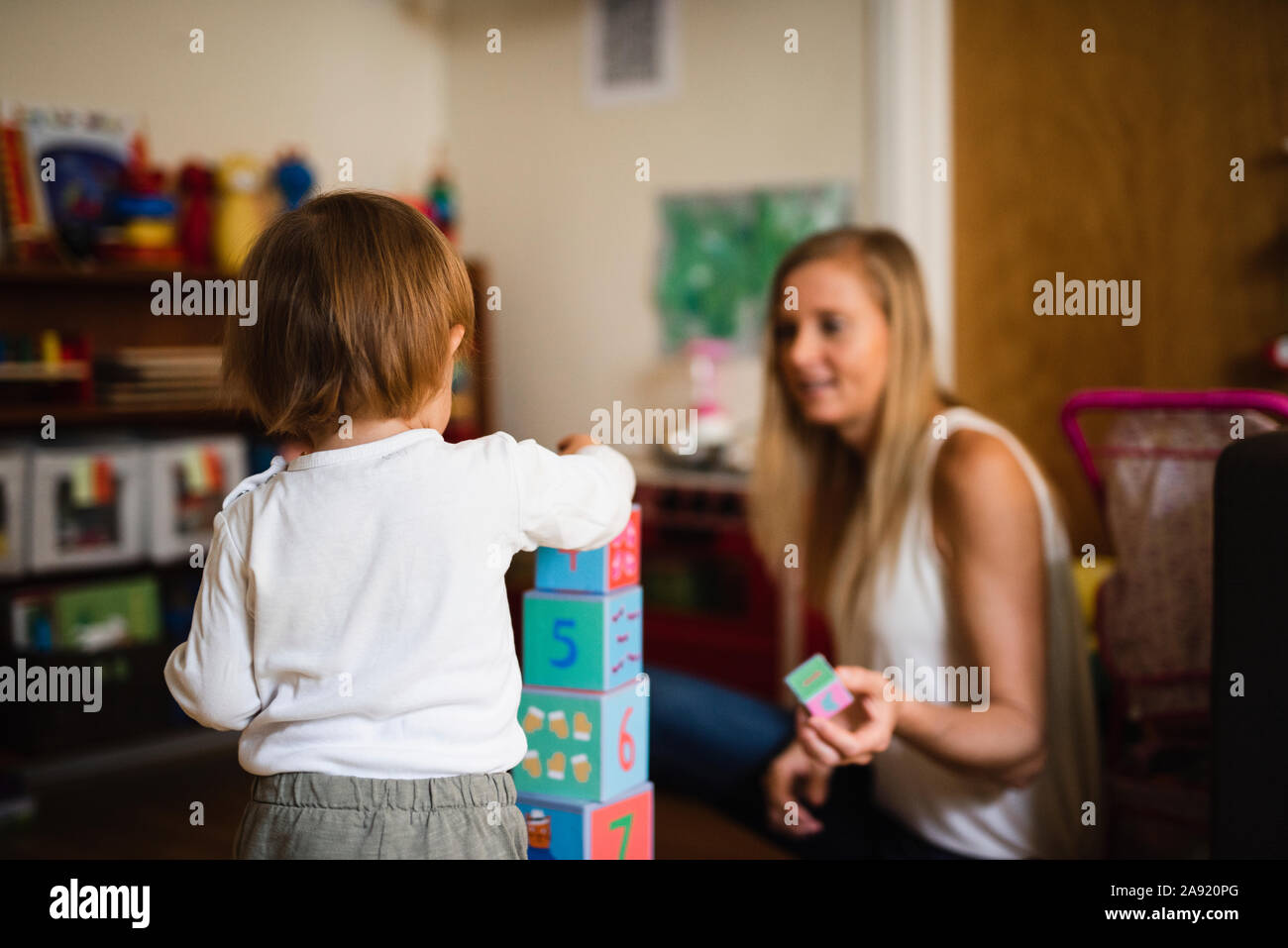 Ragazzo di blocchi di impilamento Foto Stock