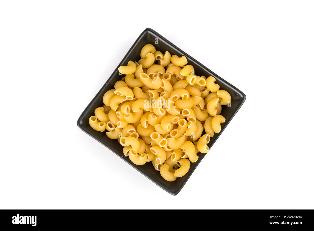 Pila di giallo essiccato di pasta tipo gramigna forme di pasta Foto Stock