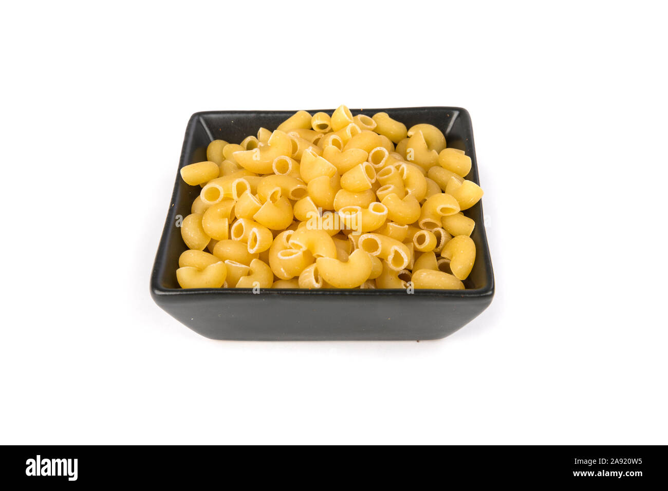 Pila di giallo essiccato di pasta tipo gramigna forme di pasta Foto Stock