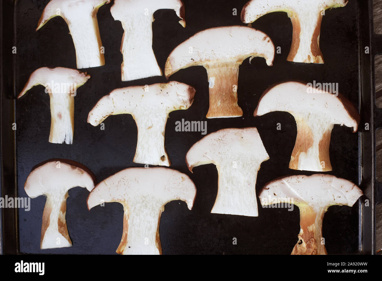 Funghi tagliati a fettine sul vassoio da forno Foto Stock