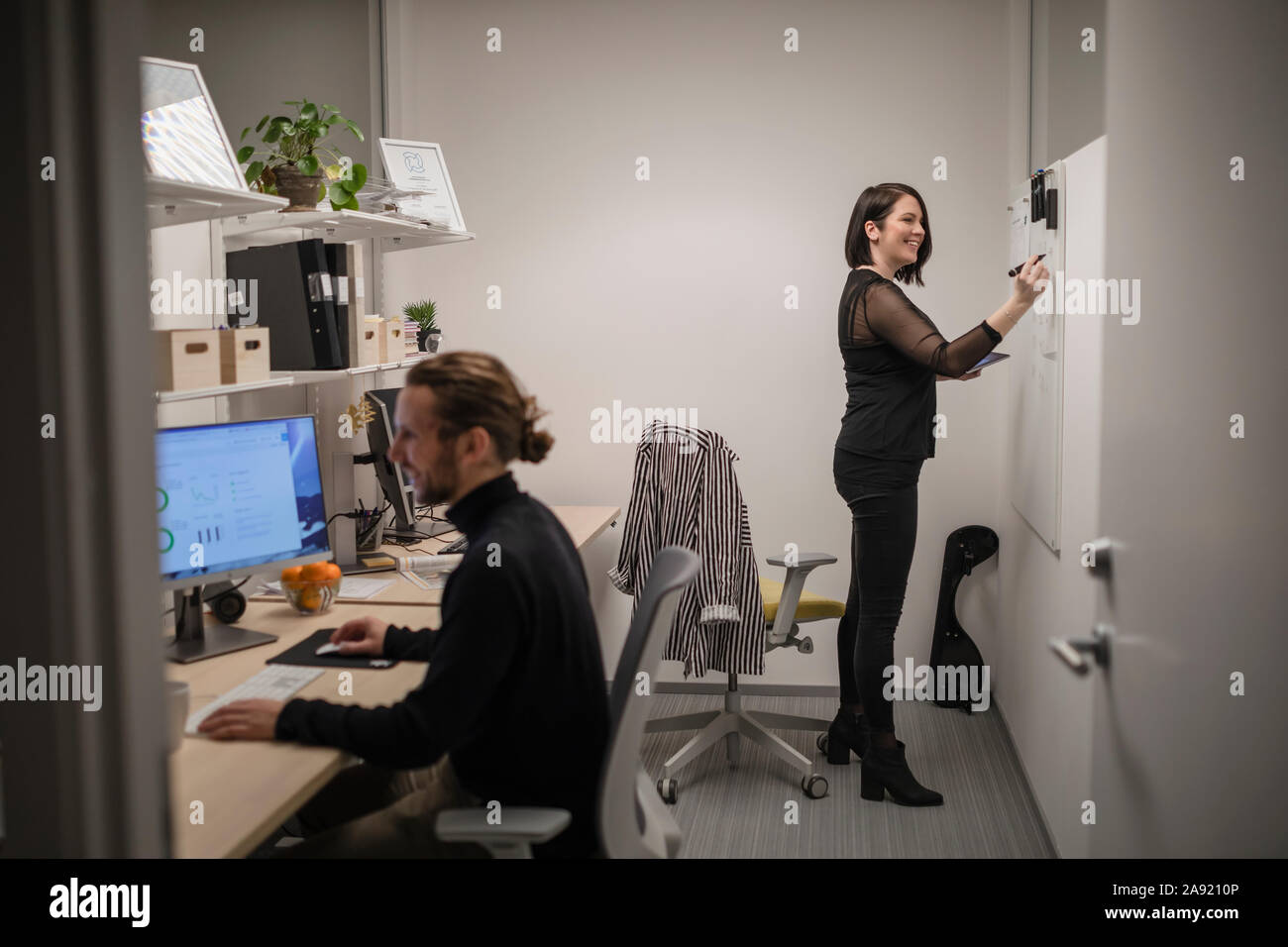 I colleghi in ufficio Foto Stock