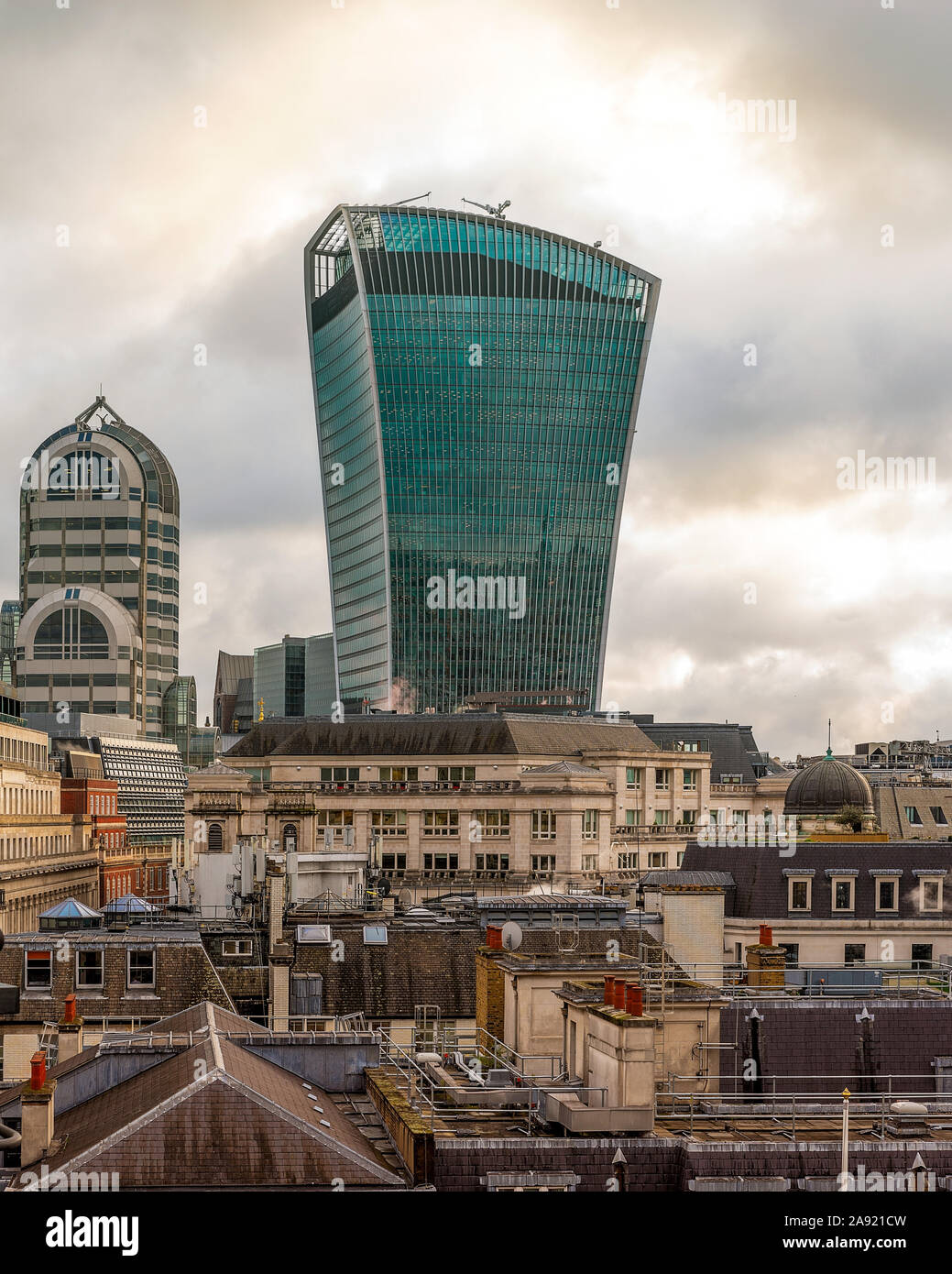 Casa tetti e walkie talkie tower nel centro di Londra. Molti uffici e sedi di aziende sono in questo grattacielo. Vi è il cielo giardino terrazza troppo Foto Stock