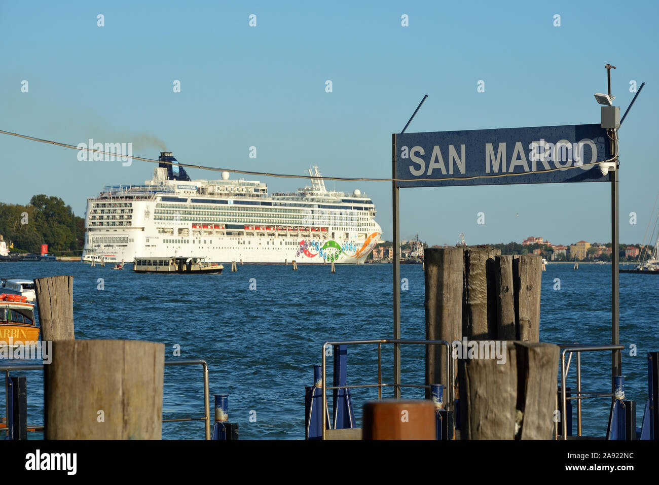 La nave di crociera nella laguna bevor San Marco a Venezia - Italia. Foto Stock