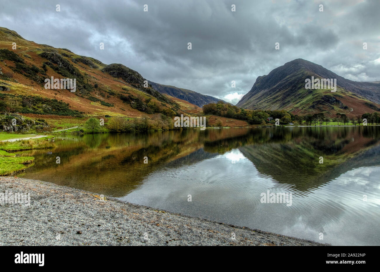 Autunno riflessioni a Buttermere Lake nel Lake District inglese Foto Stock