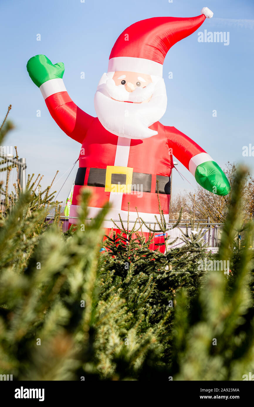 Santa Claus figura su albero di Natale vendita Foto Stock