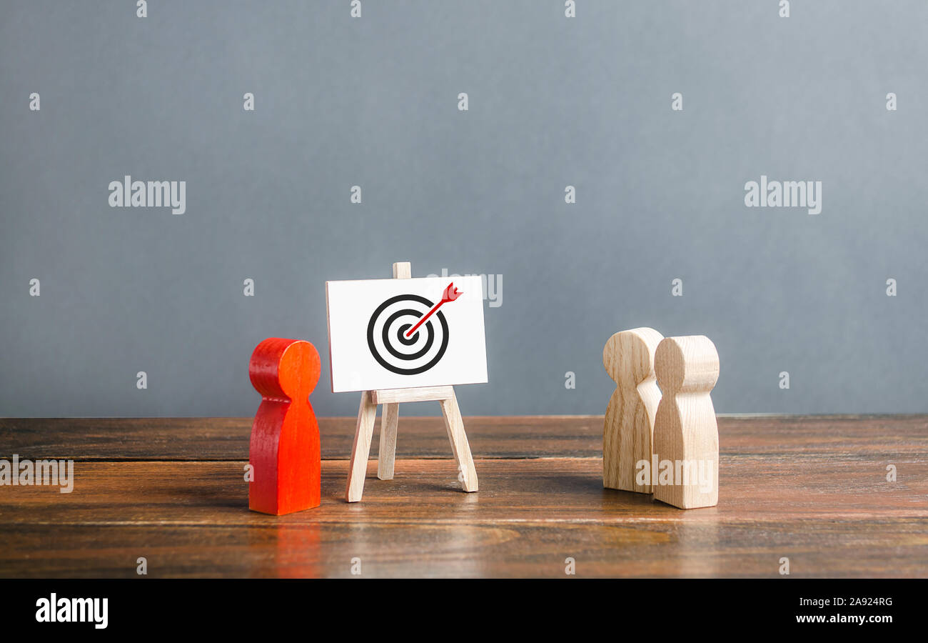 Il leader spiega le tattiche dei dipendenti di strategie advertisings targeting. Formazione, informazione. Studiando il target di pubblico, aumentando l'effectiven Foto Stock