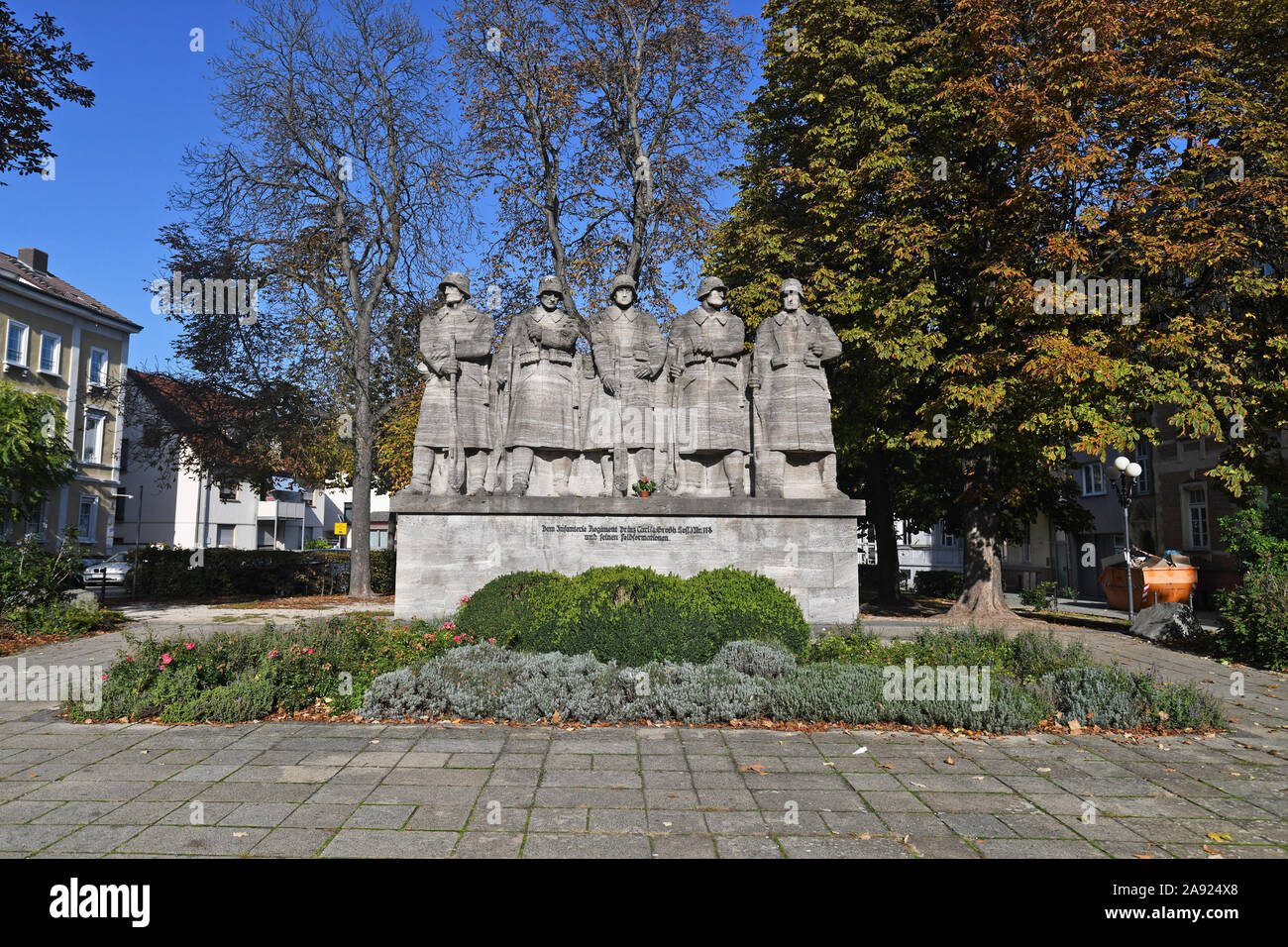 Stone War Memorial raffigurante cinque soldati dedicata al reggimento di Fanteria Principe Carl' No.118 nella città di Worms in Germania Foto Stock