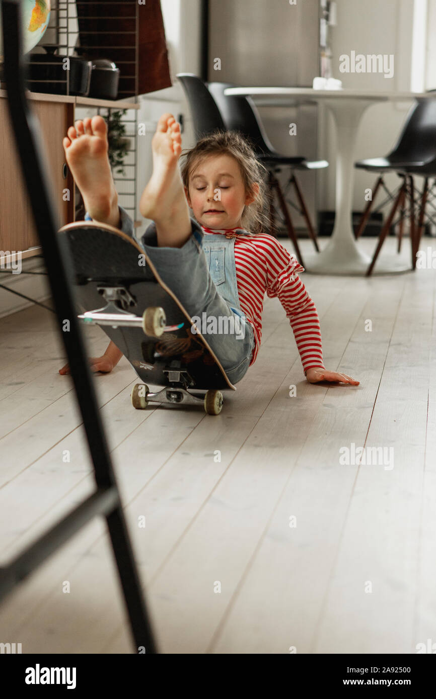 Ragazza cade fuori di skateboard Foto Stock