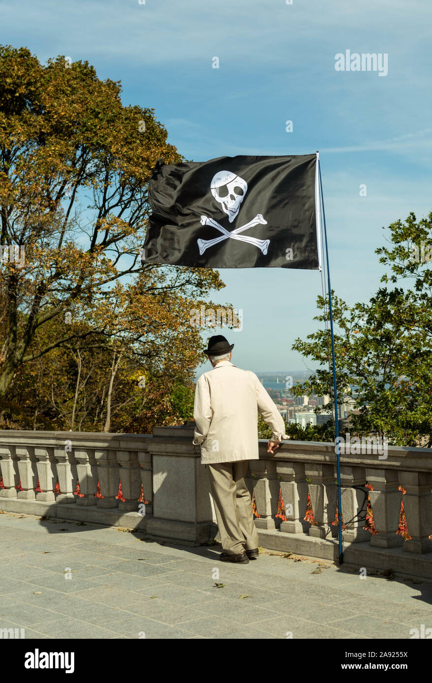 Vecchia persona con una bandiera pirata Foto Stock