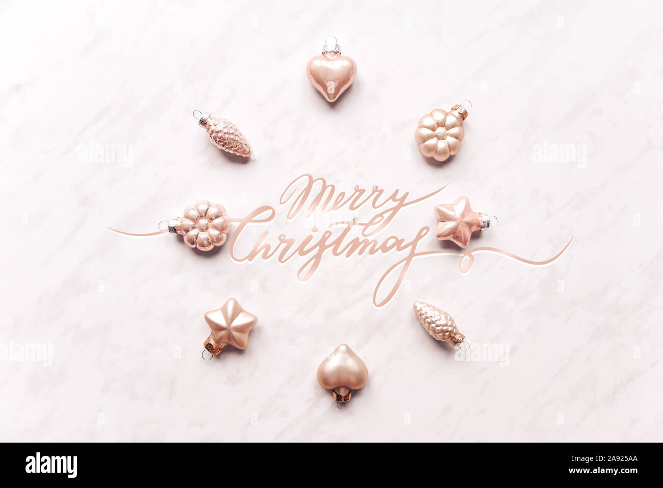 Composizione creativa Buon Natale corona, cerchio da ornamenti decorativi. Laici piana, pastello Foto Stock