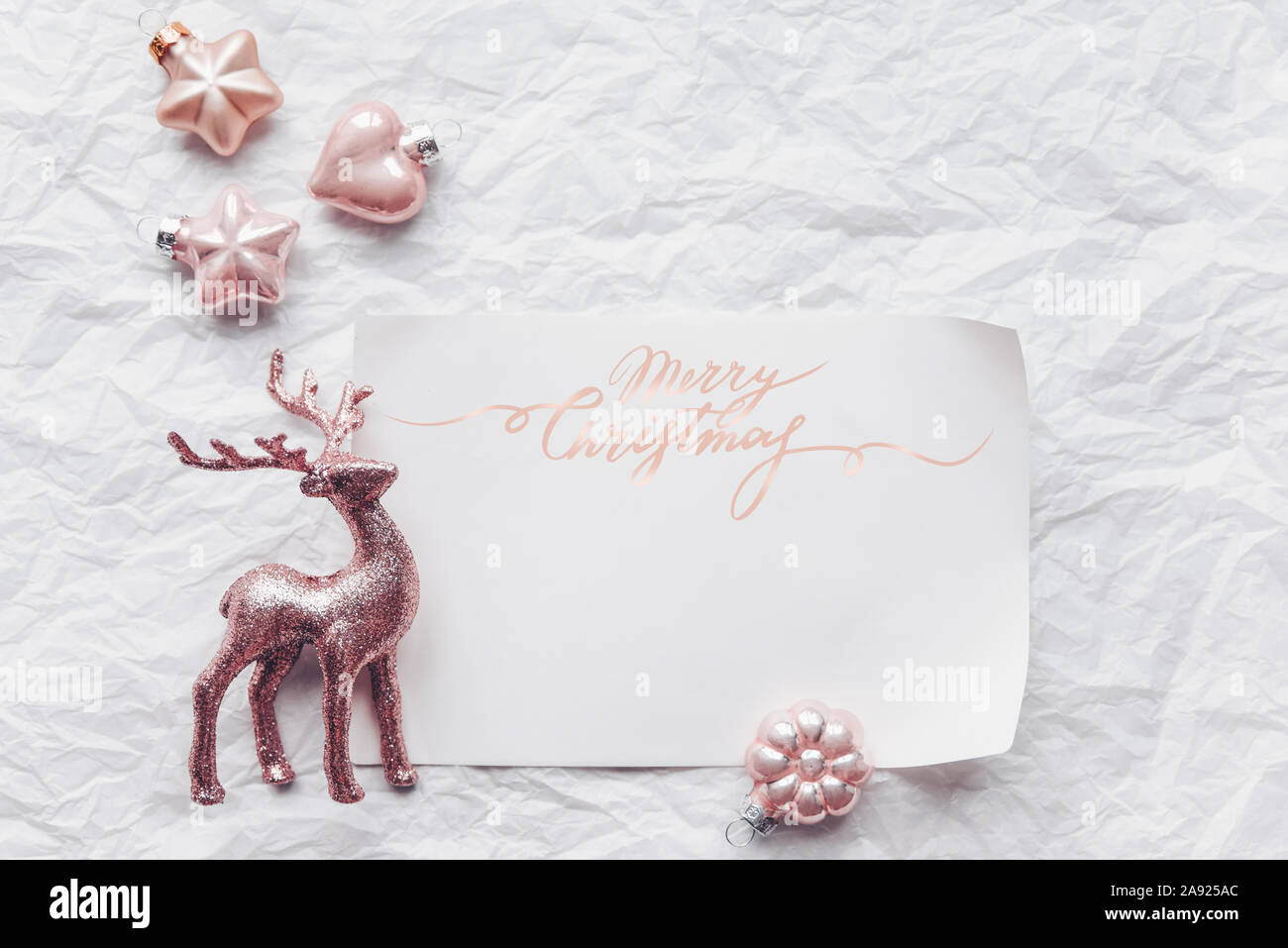 Composizione creativa con il Cerulean cervi, decorazioni di Natale, in colori pastello. Piatto, laici minimalismo. Foto Stock