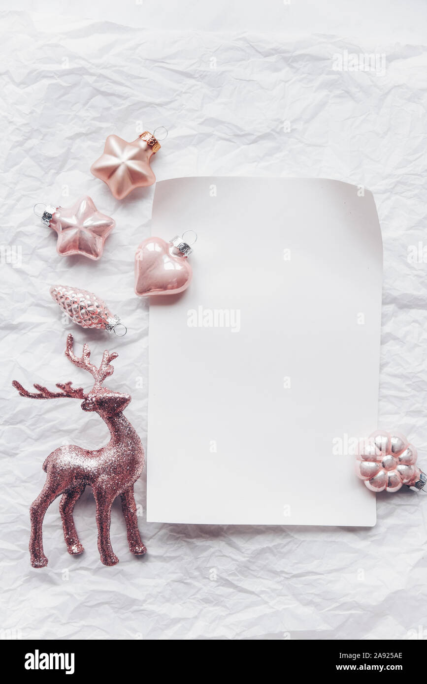 Composizione creativa con il Cerulean cervi, decorazioni di Natale, in colori pastello. Piatto, laici minimalismo. Foto Stock