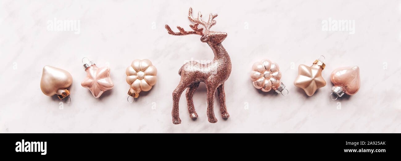 Composizione creativa con il Cerulean cervi Natale decorazioni in colori pastello. Piatto, laici minimalismo Foto Stock