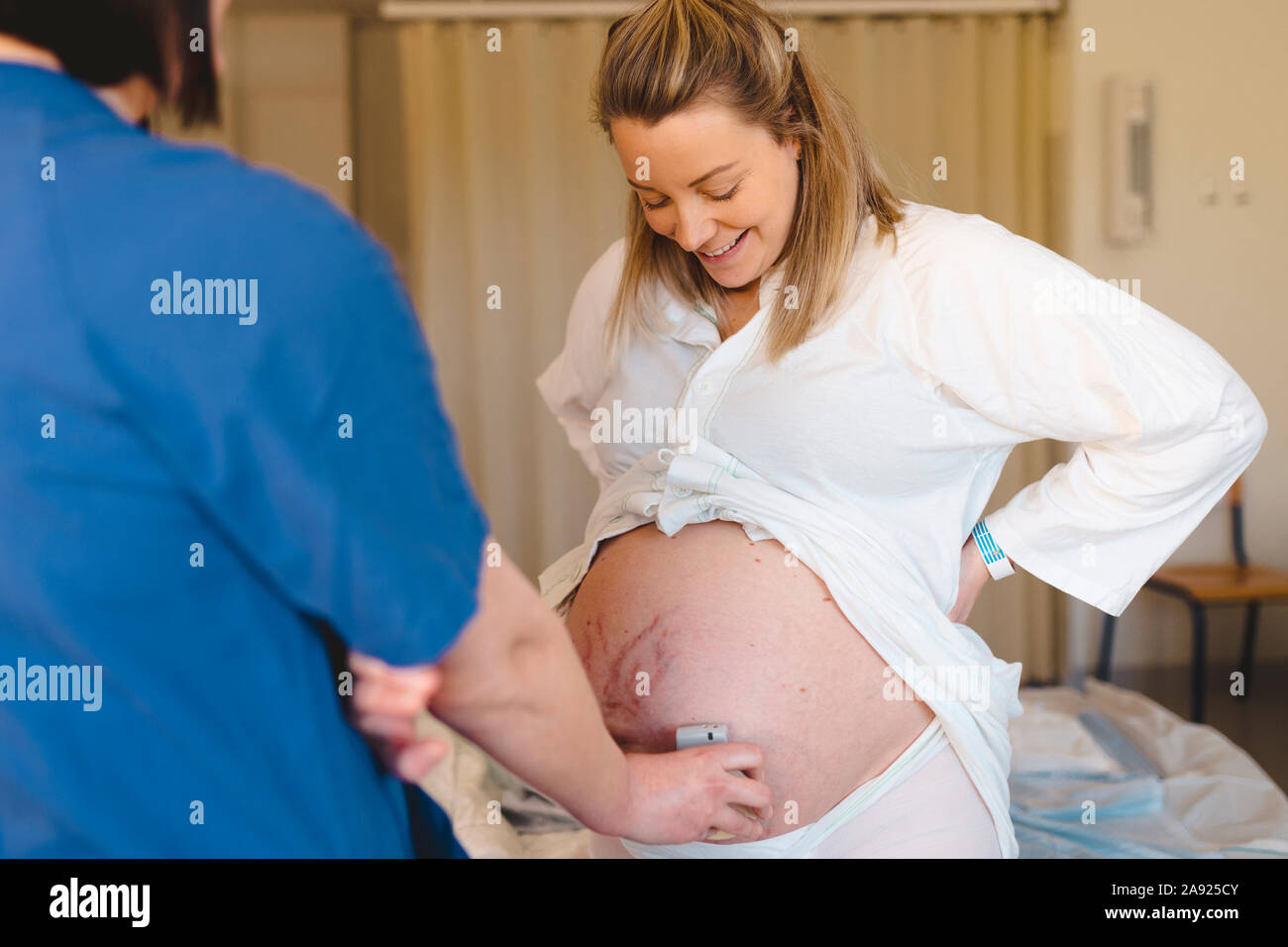 Esame medico della donna in stato di gravidanza Foto Stock