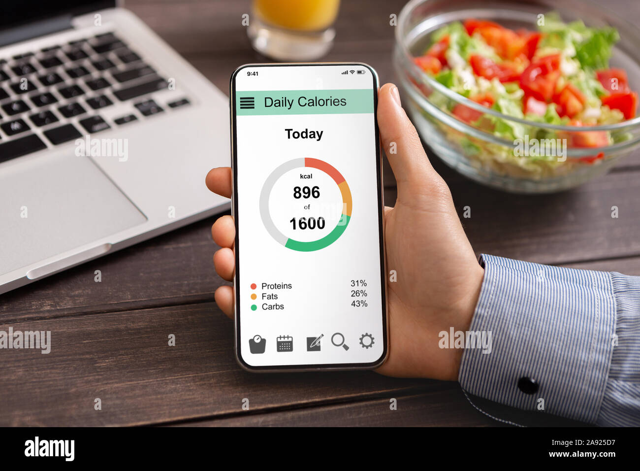 Uomo con smartphone con aperto app per il conteggio di calorie quotidiane Foto Stock