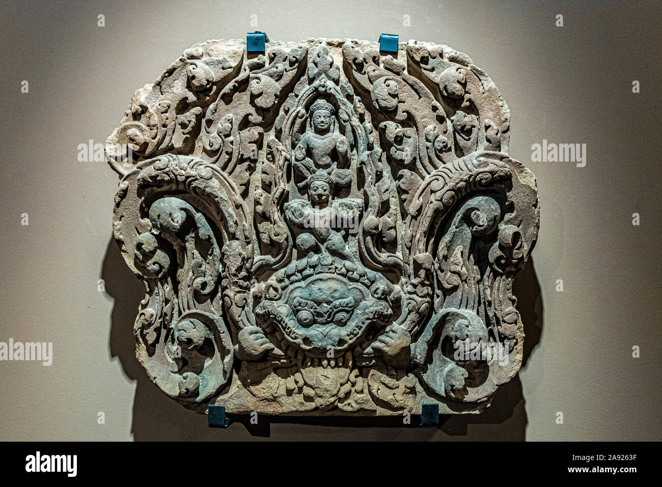 Italia Piemonte Torino - Palazzo Mazzonis - Mao Museo d'Arte Orientale ) - Museo di Arte Orientale - Vishnu su Garuda - il dio Vishnu in sella al suo veicolo. il mitologico brird Garuda . Al di sotto della faccia terrifiv del kirtimukha - Cambogia decimo secolo D.C. Foto Stock