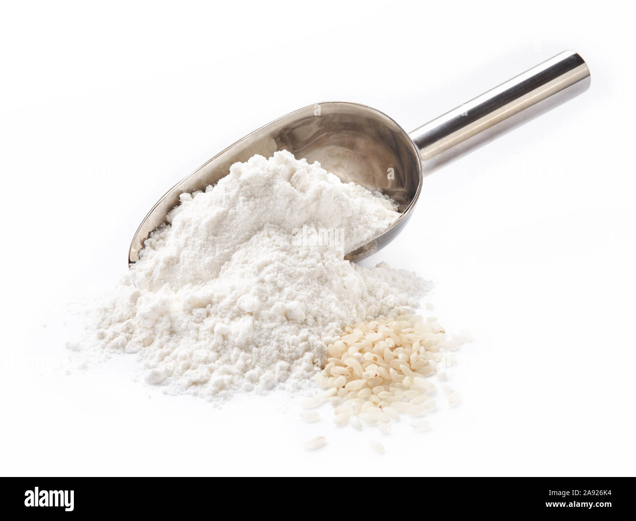 Di riso o di farina di grano in farina cucchiaio isolati su sfondo bianco. Foto Stock