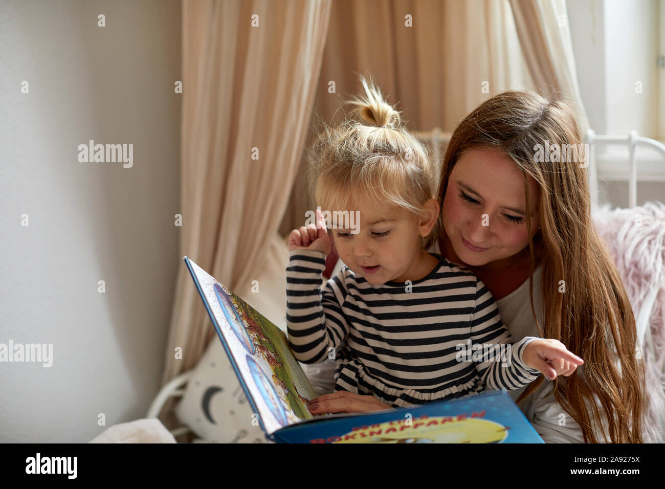 Madre e figlia libro di lettura Foto Stock