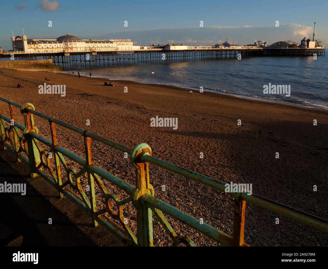 Vista del molo di Brighton e della spiaggia al tramonto; Brighton, East Sussex, Inghilterra Foto Stock