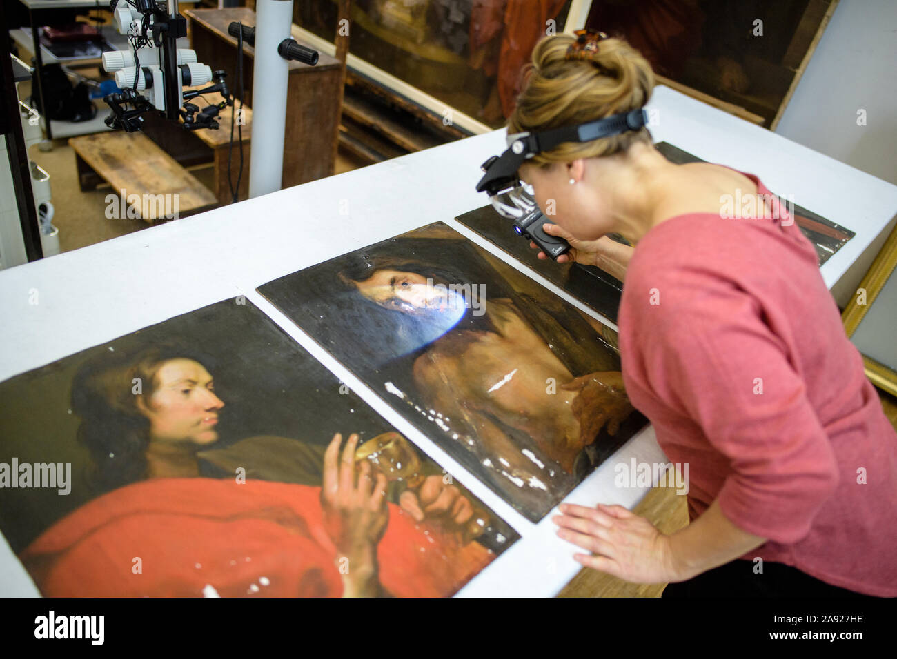 Monaco di Baviera, Germania. 29 apr, 2019. Anke Rothe, una qualificata restauratore, esamina la condizione di dipinti da Anthonis van Dyck di Aschaffenburg apostoli serie (c. 1618-1620) nel restauro di studio della Doerner Institut. Credito: Matthias esitano di fronte/dpa/Alamy Live News Foto Stock