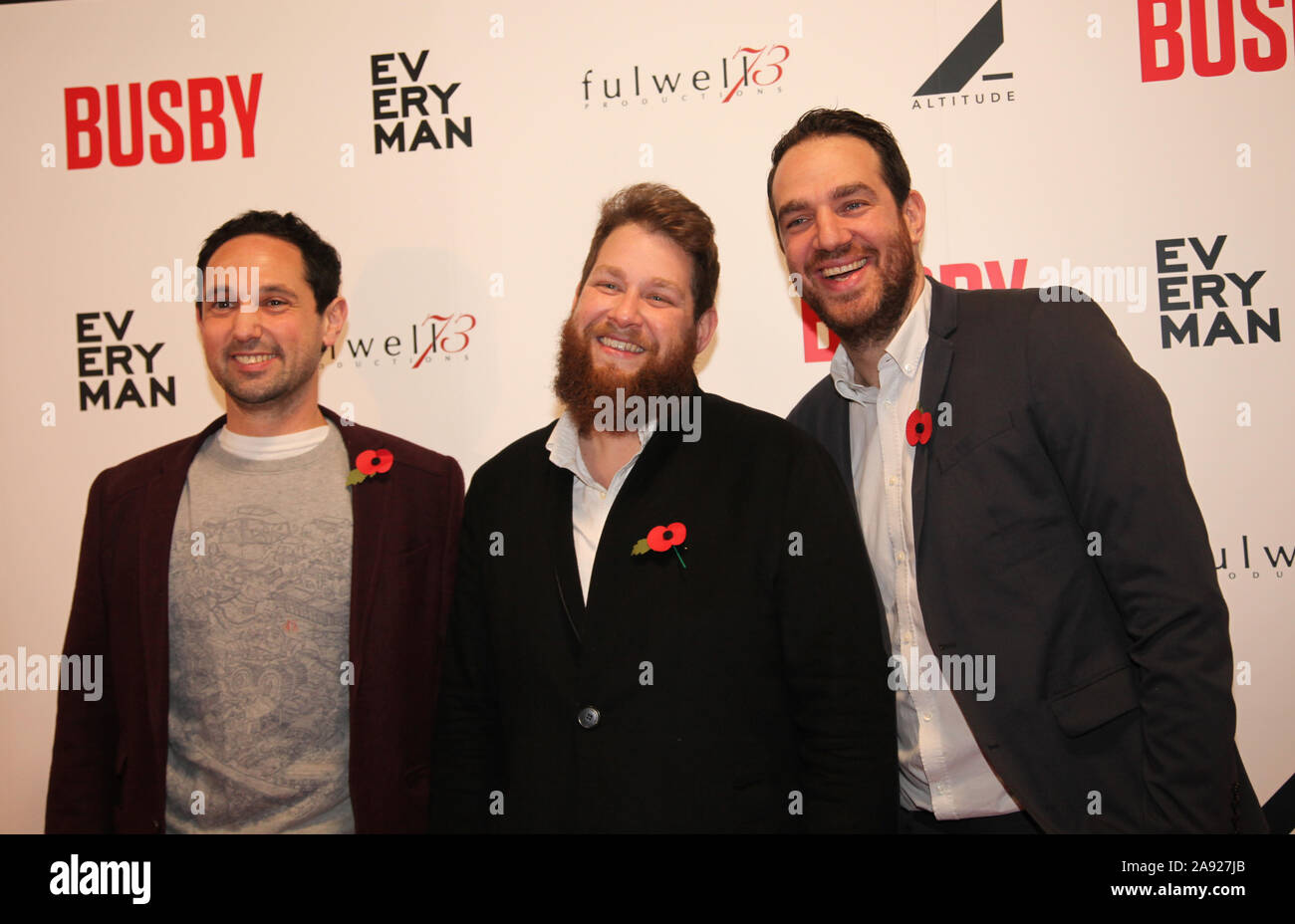 Manchester. Regno Unito 11 novembre, 2019. Ex Manchester United i giocatori e gli ospiti che appaiono alla premier del film "Busby" tenutosi presso il teatro Everyman in Manchester. Nella foto: Daniel Harris, Joal Pearlman Gabe Turner ©Ged Noonan/Alamy Foto Stock