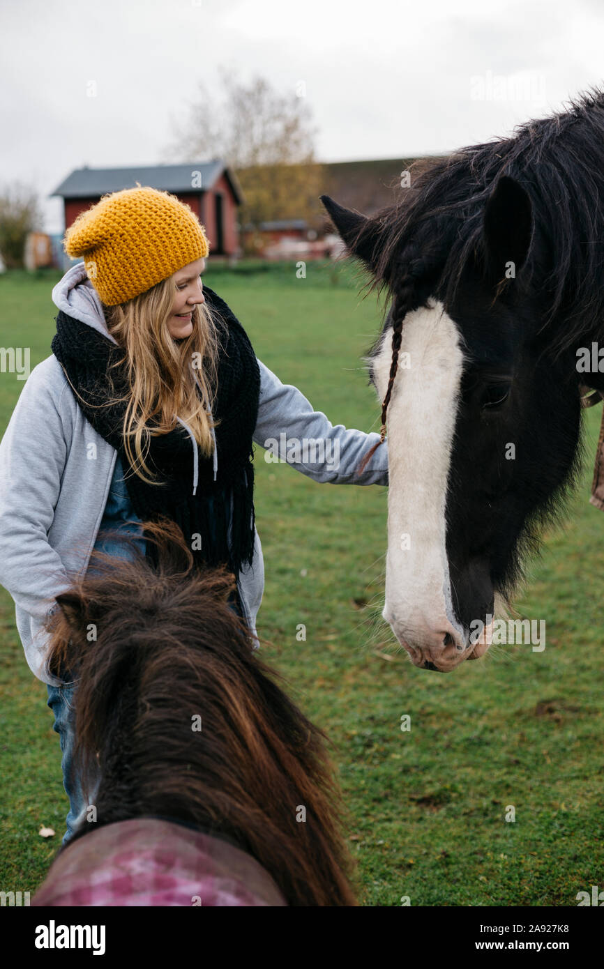 Ragazza adolescente con cavallo Foto Stock