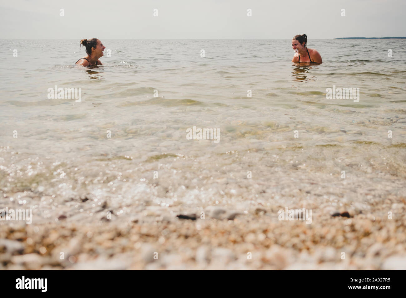 Felici donne nuoto Foto Stock