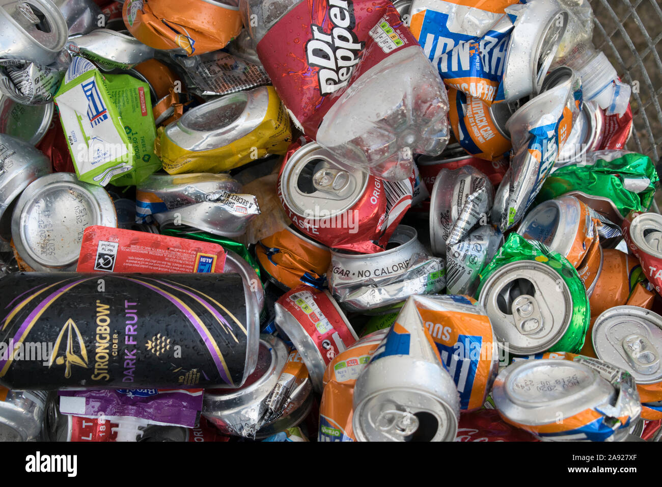 Schiacciate le lattine in alluminio in un cestino di riciclaggio Foto Stock
