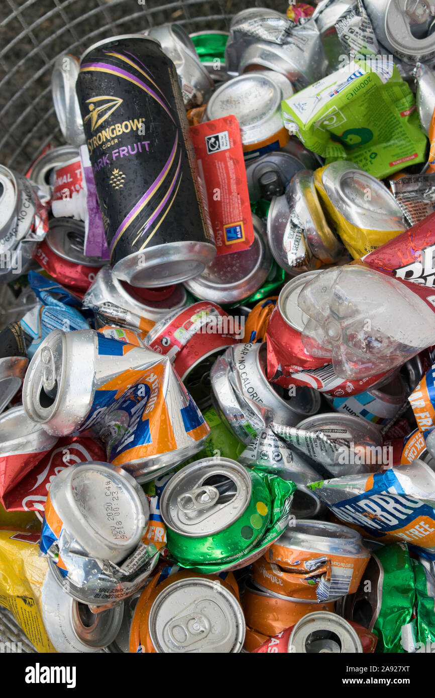 Schiacciate le lattine in alluminio in un cestino di riciclaggio Foto Stock