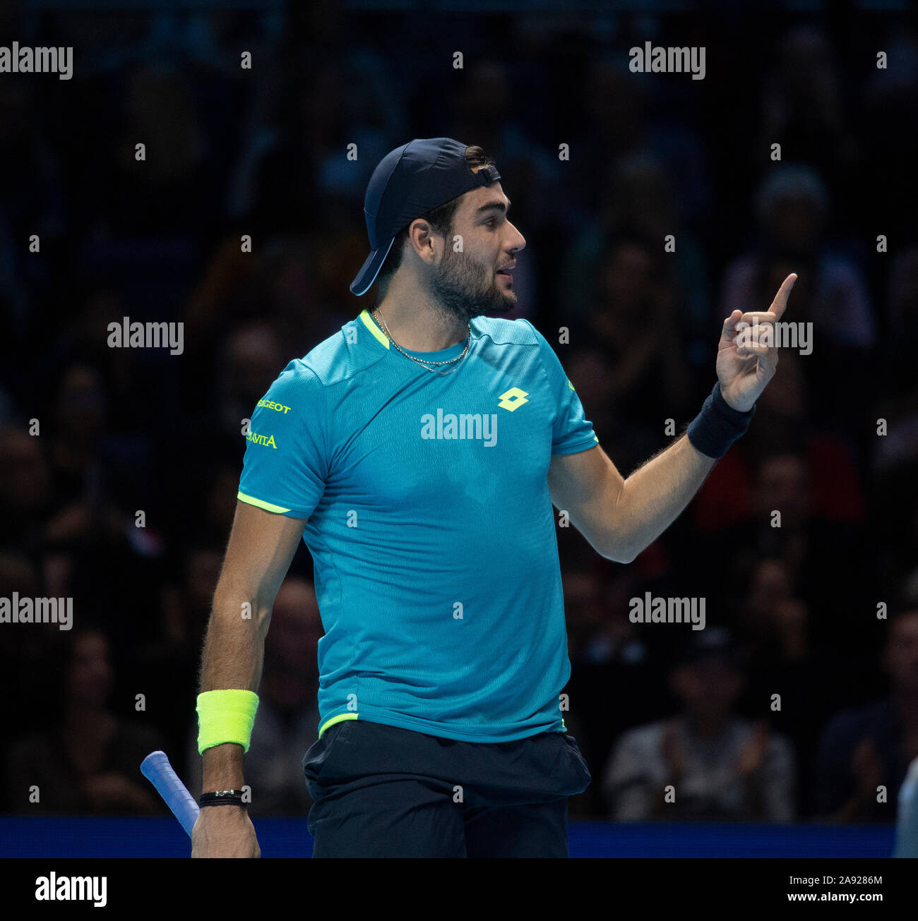 O2, Londra, Regno Unito. 12 novembre 2019. Nitto ATP Finals pomeriggio singles match, Roger Federer (SUI) (3) vs Matteo Berrettini (ITA) (8). Federer vince contro il debuttante Berrettini 7-6, 6-3. Credito: Malcolm Park/Alamy Live News. Foto Stock