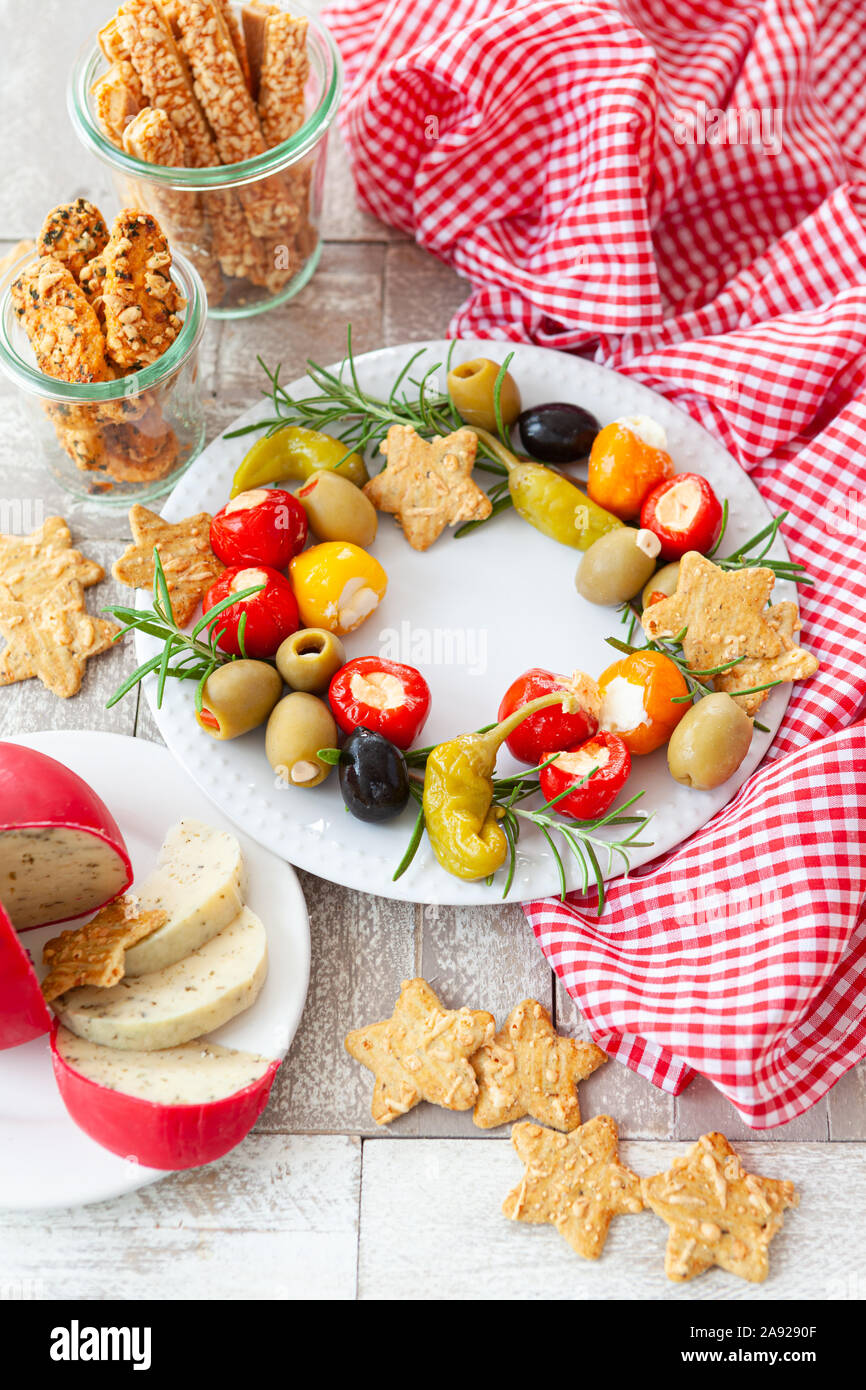 Colorato antipasti, formaggio e cracker salati per Natale Foto Stock