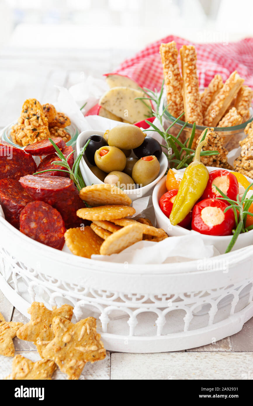 Colorato antipasti, formaggio e cracker salati per Natale Foto Stock