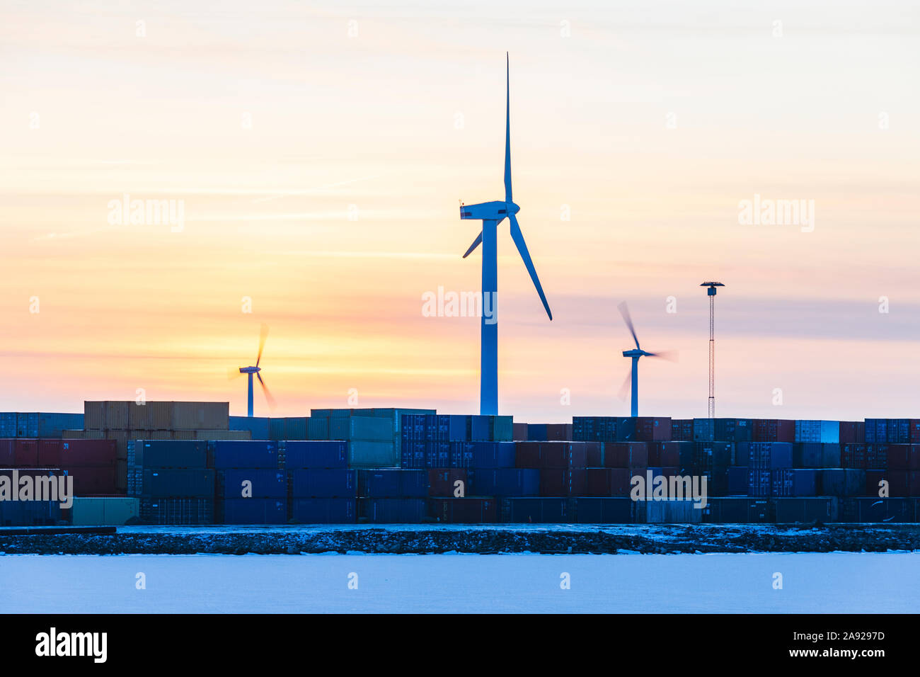 Le turbine eoliche sulla costa Foto Stock