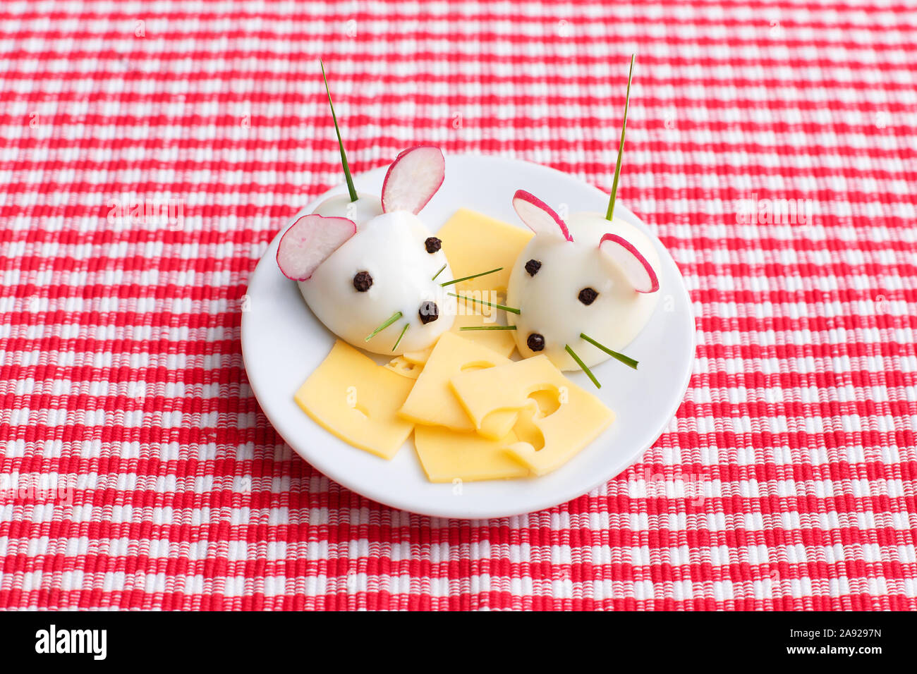 Fun food for kids - uovo sodo topi snack. uova ripiene guardare come mouse sulla piastra. Trend 2020. Simboli dello Zodiaco Cinese di Nuovo Anno 2020 Foto Stock