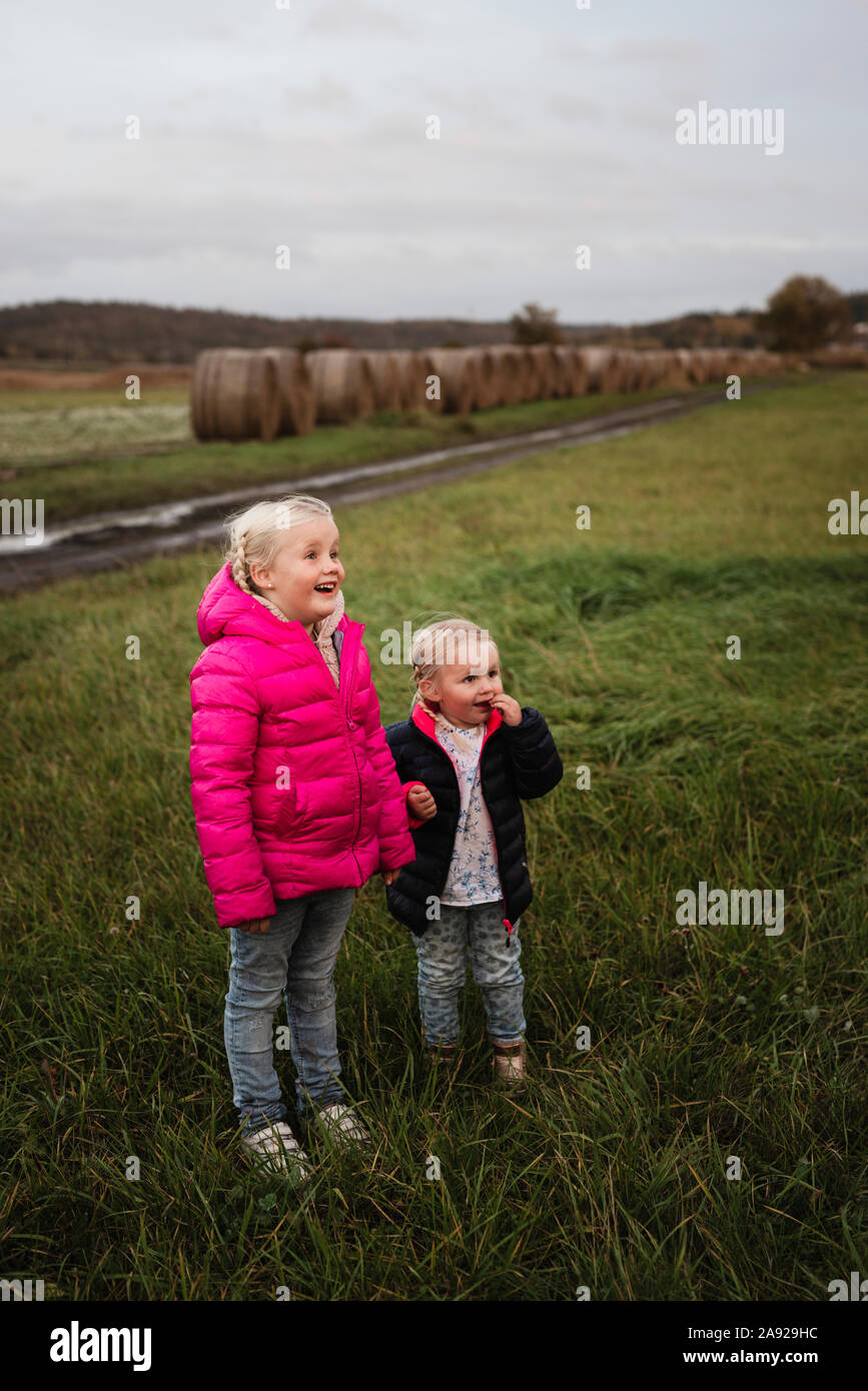 Due bambini tenendo le mani su di un campo Foto Stock