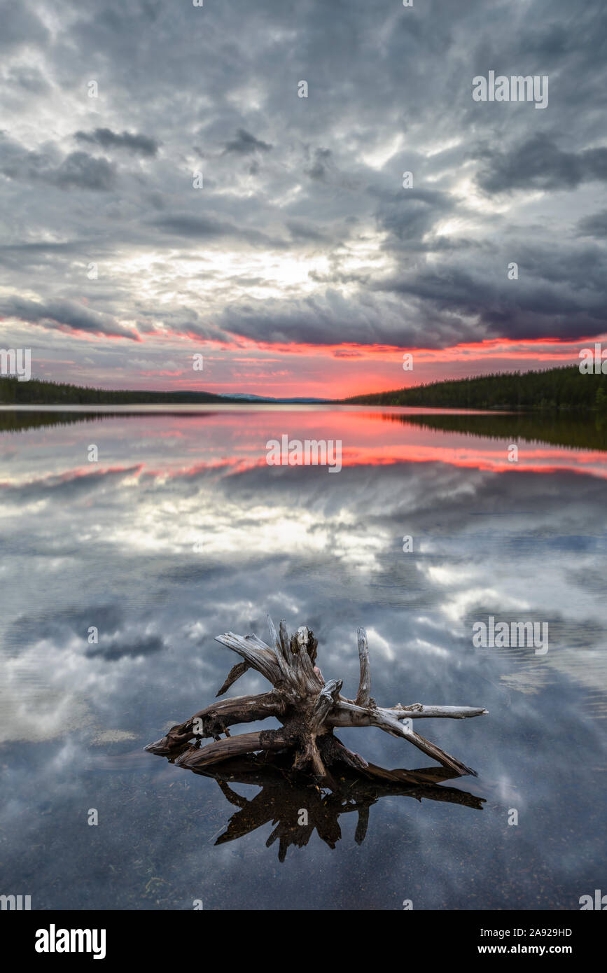 Moncone nel lago al tramonto Foto Stock