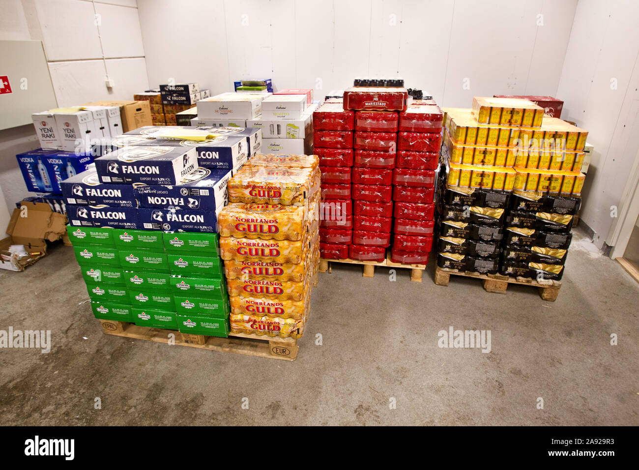 La polizia che ha sequestrato la birra, vino e liquori da alcol autobus.Photo Jeppe Gustafsson Foto Stock