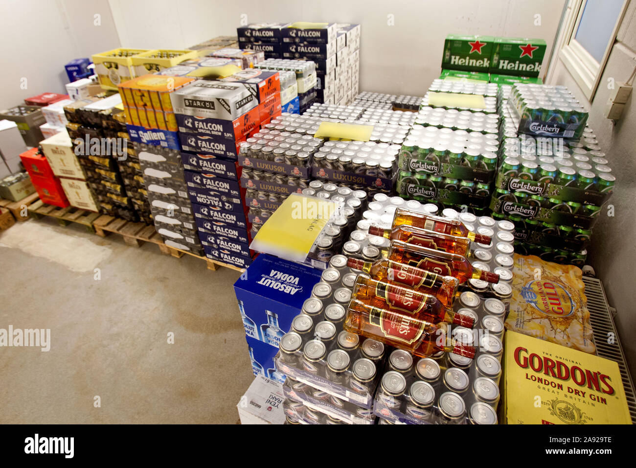 La polizia che ha sequestrato la birra, vino e liquori da alcol autobus.Photo Jeppe Gustafsson Foto Stock